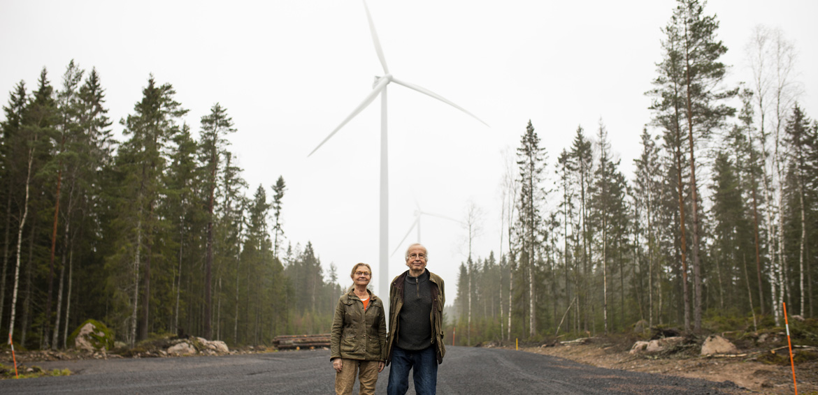 Ulla Ericson och Lars Johansson har arrenderat ut ungefär tio hektar av sin mark till fyra vindkraftverk. Foto: Fanny Lundström